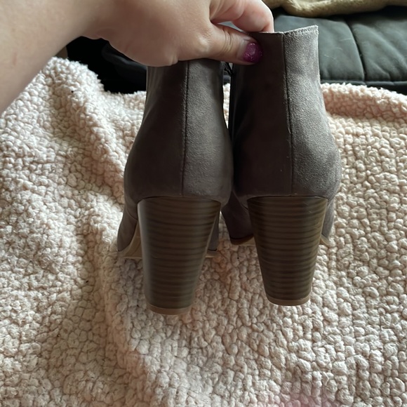 Old Navy Size 11 Brown Suede Heeled Ankle Booties - Picture 4 of 5